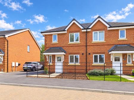 3 bedroom Semi-detached house for sale in Deanlands Farm Way, Hook, RG27
