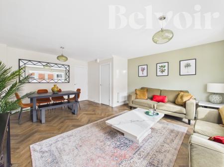 3 bedroom Semi-detached house for sale in Deanlands Farm Way, Hook, RG27