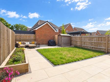 3 bedroom Semi-detached house for sale in Deanlands Farm Way, Hook, RG27