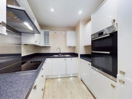 1 bedroom Flat to let in Central Point, Feathers Lane