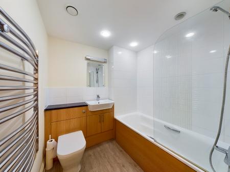 1 bedroom Flat to let in Central Point, Feathers Lane