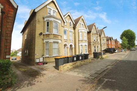 2 bedroom Flat for sale in Chaucer Road, Bedford, MK40