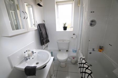 2 bedroom Flat for sale in Gillespie Close, Bedford, MK42