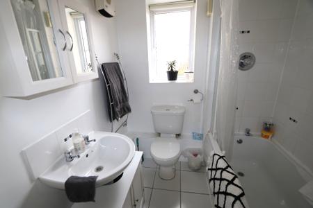 2 bedroom Flat for sale in Gillespie Close, Bedford, MK42