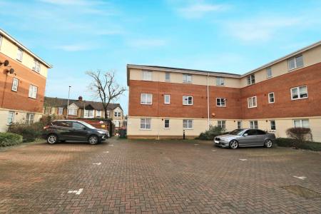 2 bedroom Flat for sale in Gillespie Close, Bedford, MK42