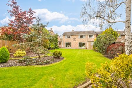 5 bedroom Detached house for sale in Parkstone Close, Bedford, MK41