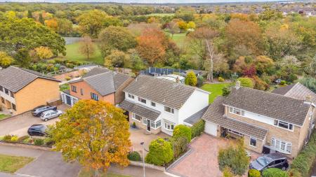 5 bedroom Detached house for sale in Parkstone Close, Bedford, MK41