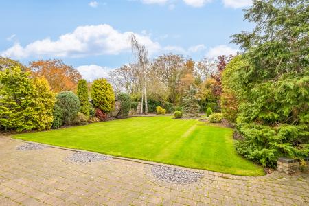 5 bedroom Detached house for sale in Parkstone Close, Bedford, MK41