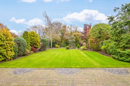 5 bedroom Detached house for sale in Parkstone Close, Bedford, MK41