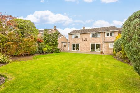 5 bedroom Detached house for sale in Parkstone Close, Bedford, MK41