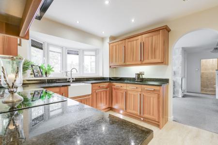 5 bedroom Detached house for sale in Parkstone Close, Bedford, MK41