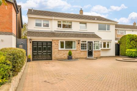 5 bedroom Detached house for sale in Parkstone Close, Bedford, MK41