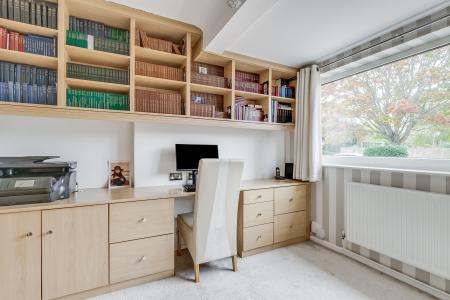 5 bedroom Detached house for sale in Parkstone Close, Bedford, MK41