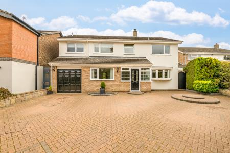 5 bedroom Detached house for sale in Parkstone Close, Bedford, MK41