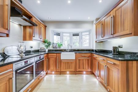 5 bedroom Detached house for sale in Parkstone Close, Bedford, MK41