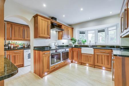 5 bedroom Detached house for sale in Parkstone Close, Bedford, MK41