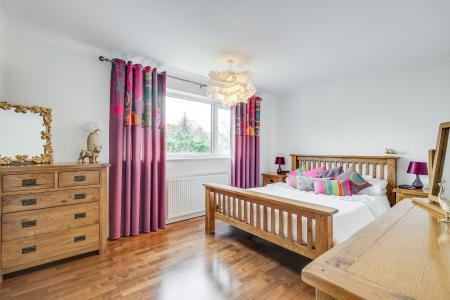 5 bedroom Detached house for sale in Parkstone Close, Bedford, MK41