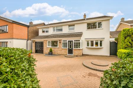 5 bedroom Detached house for sale in Parkstone Close, Bedford, MK41