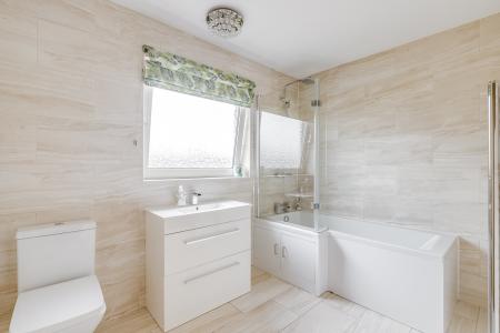 5 bedroom Detached house for sale in Parkstone Close, Bedford, MK41