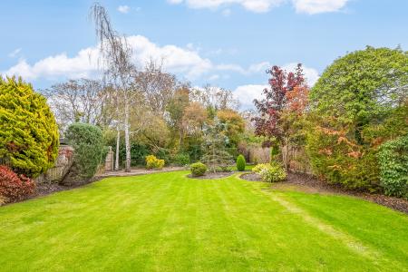 5 bedroom Detached house for sale in Parkstone Close, Bedford, MK41