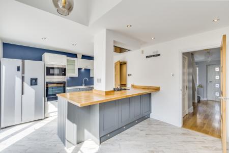 4 bedroom Detached house to let in Airedale Close, Flitwick, MK45