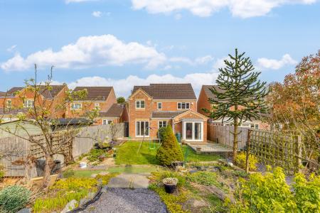 4 bedroom Detached house to let in Airedale Close, Flitwick, MK45