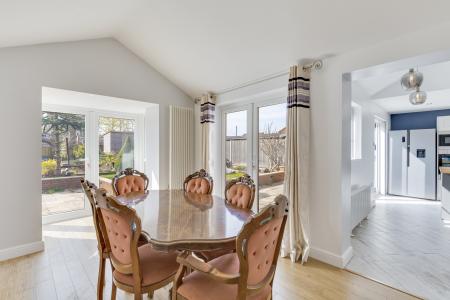 4 bedroom Detached house to let in Airedale Close, Flitwick, MK45