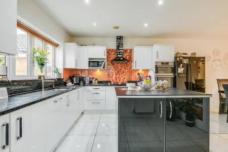 5 bedroom Detached house for sale in Crispin Drive, Bedford, MK41