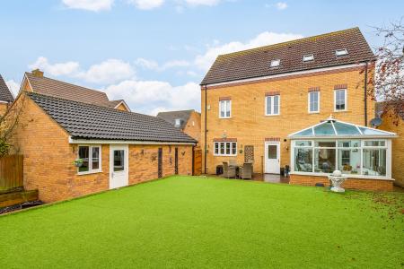 5 bedroom Detached house for sale in Crispin Drive, Bedford, MK41