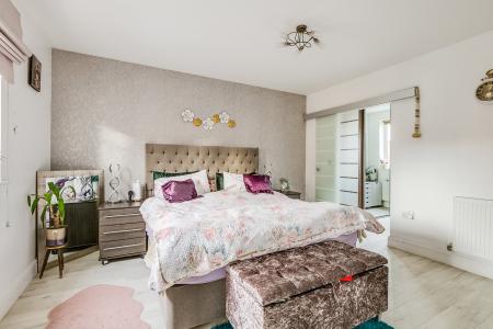 5 bedroom Detached house for sale in Crispin Drive, Bedford, MK41