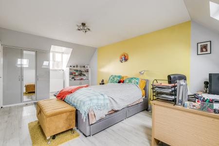 5 bedroom Detached house for sale in Crispin Drive, Bedford, MK41