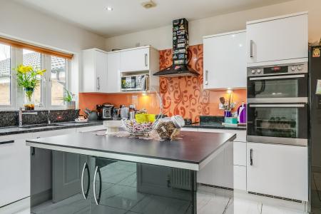 5 bedroom Detached house for sale in Crispin Drive, Bedford, MK41