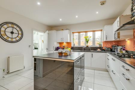 5 bedroom Detached house for sale in Crispin Drive, Bedford, MK41