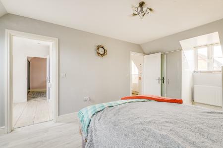 5 bedroom Detached house for sale in Crispin Drive, Bedford, MK41