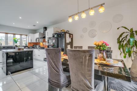 5 bedroom Detached house for sale in Crispin Drive, Bedford, MK41