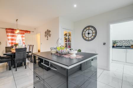 5 bedroom Detached house for sale in Crispin Drive, Bedford, MK41