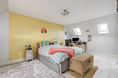 5 bedroom Detached house for sale in Crispin Drive, Bedford, MK41