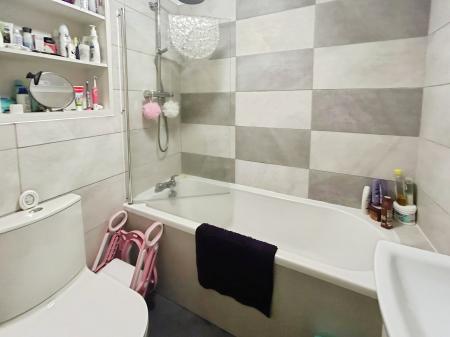 2 bedroom Flat for sale in Russet Close, Bedford, MK43