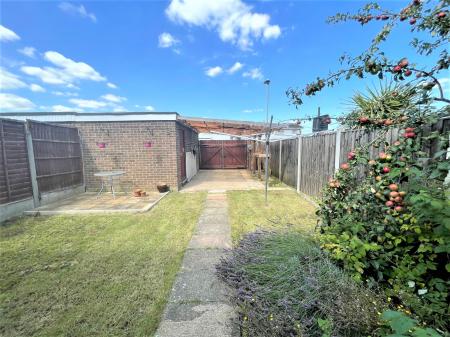 3 bedroom Semi-detached house to let in Welbourne Gardens, Bedford, MK42