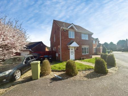 3 bedroom Detached house for sale in Lowick Place, Milton Keynes, MK4