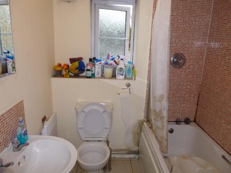 2 bedroom Flat to let in Crowe Road, Bedford, MK40