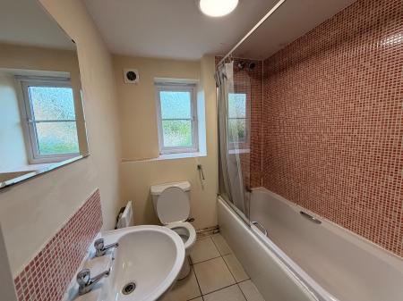 2 bedroom Flat to let in Crowe Road, Bedford, MK40