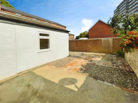 2 bedroom Maisonette to let in Tavistock Street, Bedford, MK40