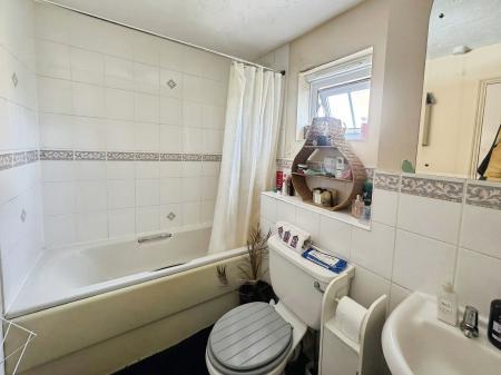 2 bedroom Flat to let in Acorn Way, Bedford, MK42