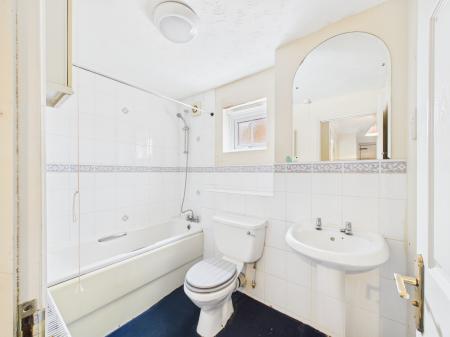 2 bedroom Flat to let in Acorn Way, Bedford, MK42