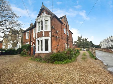 2 bedroom Flat to let in Dynevor Road, Bedford, MK40