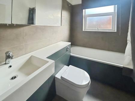 2 bedroom Flat to let in Dynevor Road, Bedford, MK40