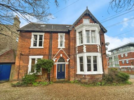 2 bedroom Flat to let in Dynevor Road, Bedford, MK40