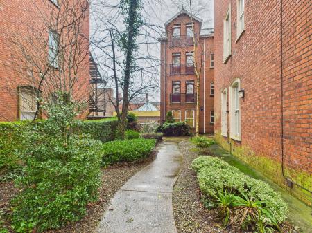 1 bedroom Flat to let in 14 College Gardens, Belfast, BT9