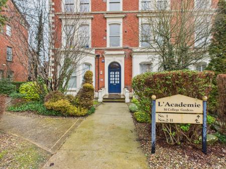 1 bedroom Flat to let in 14 College Gardens, Belfast, BT9